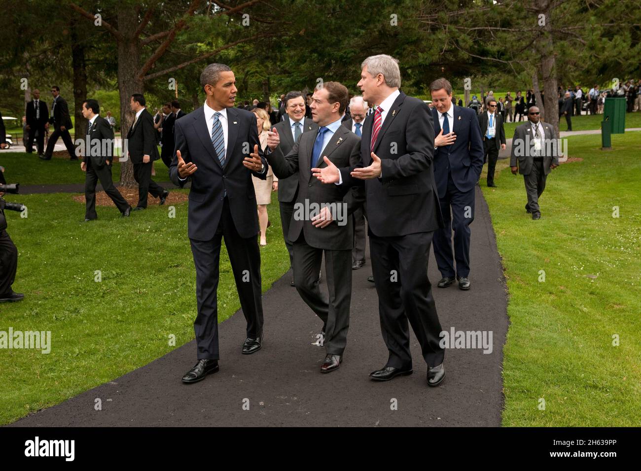 Il presidente Barack Obama parla con il presidente russo Dmitry Medvedev e con il primo ministro canadese Stephen Harper mentre camminano con altri leader, seguendo la foto di famiglia, al Vertice G8 a Muskoka, Canada, il 25 giugno 2010. Foto Stock