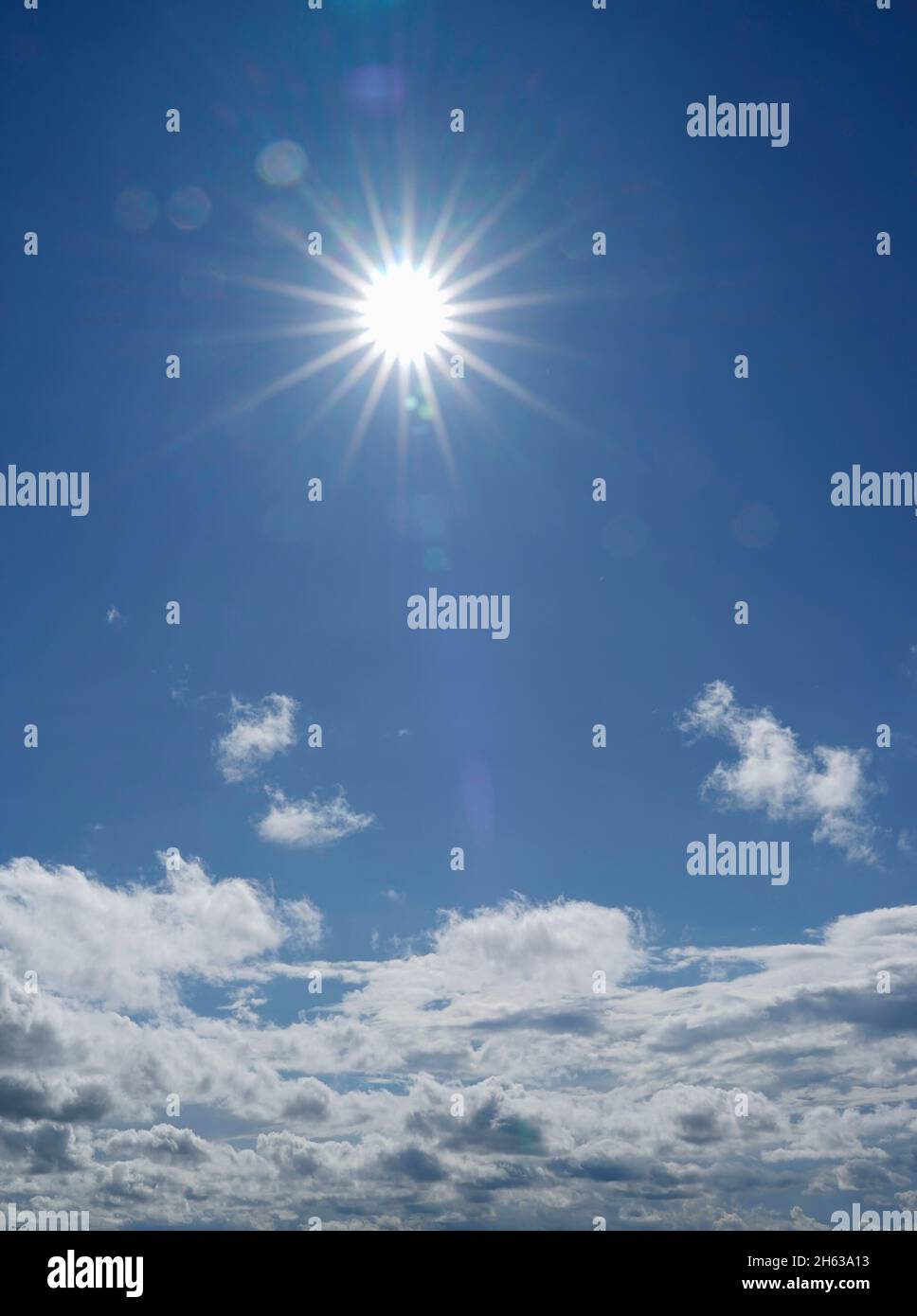 germania,baviera,sole,stella del sole,cielo blu con le nuvole Foto Stock