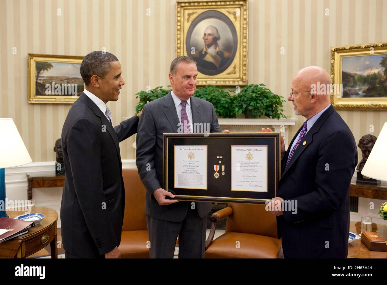 Il presidente Barack Obama e il direttore dell'intelligenza nazionale James Clapper presentano una Medaglia nazionale di servizio distinto al consulente nazionale di sicurezza Gen. James L. Jones nell'ufficio ovale, 20 ottobre 2010. Foto Stock