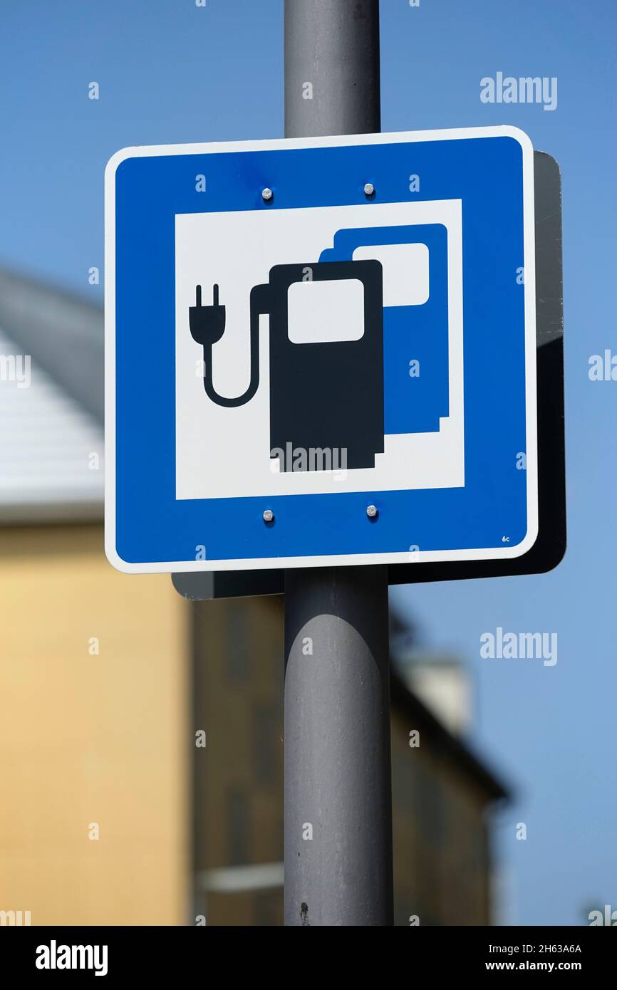germania,baviera,monaco,zona residenziale,strada,stazione di ricarica per e-car,cartello d'informazione Foto Stock