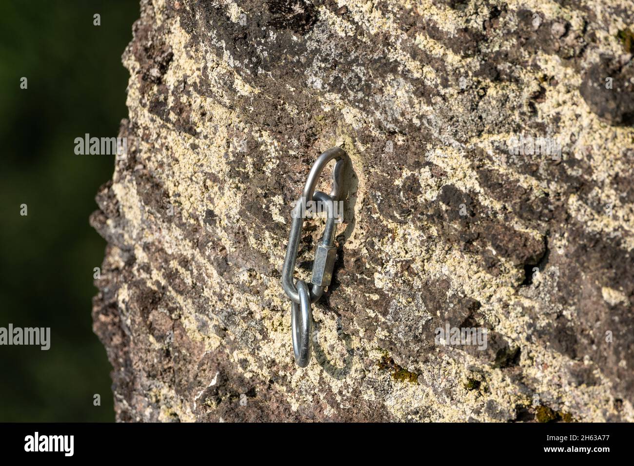 gancio di sicurezza su una parete rocciosa. Foto Stock