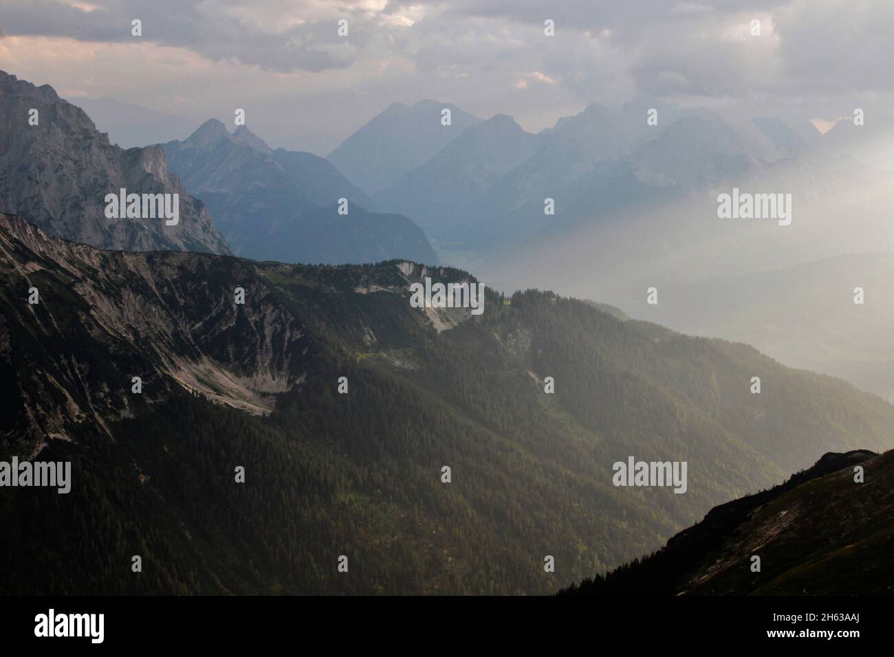 escursione serale alla soiernspitze (2257 m), una piccola doccia a pioggia si mescola con il tramonto dei raggi del sole, in primo piano si può vedere la sella wörner nel karwendel, montagne karwendel, mittenwald, alta baviera, baviera, werdenfels, germania, europa Foto Stock