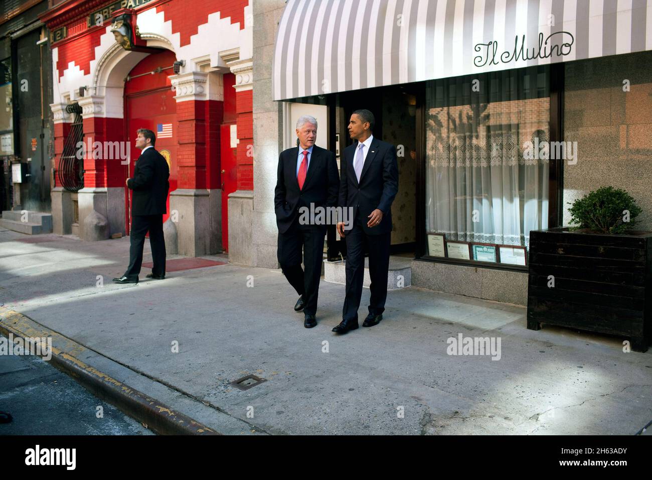 Il presidente Barack Obama e l'ex presidente Bill Clinton lasciano un pranzo in un ristorante del Greenwich Village, dopo il discorso del presidente alla Federal Hall su Wall Street, New York, N.Y., 14 settembre 2009. Foto Stock