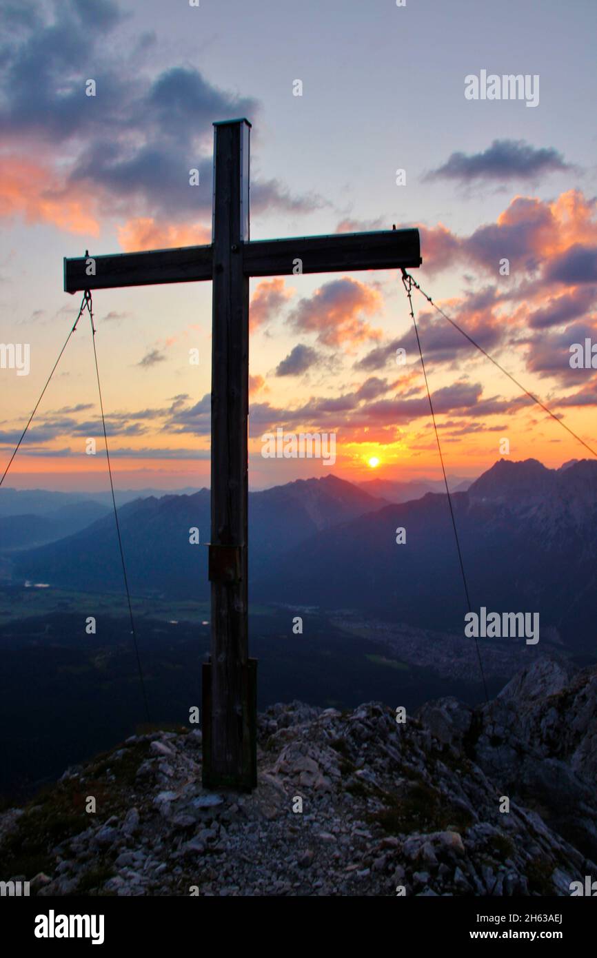croce di montagna all'alba, escursione, obere wettersteinspitze, 2.297 m germania, baviera, alta baviera, werdenfelser terra, mittenwald, isar valle Foto Stock