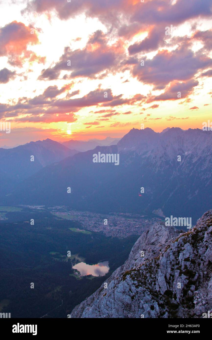 escursione,obere wettersteinspitze,2.297 m germania,baviera,alta baviera,werdenfelser land,mittenwald,valle isar,sullo sfondo le montagne del karwendel,in primo piano il lautersee, Foto Stock