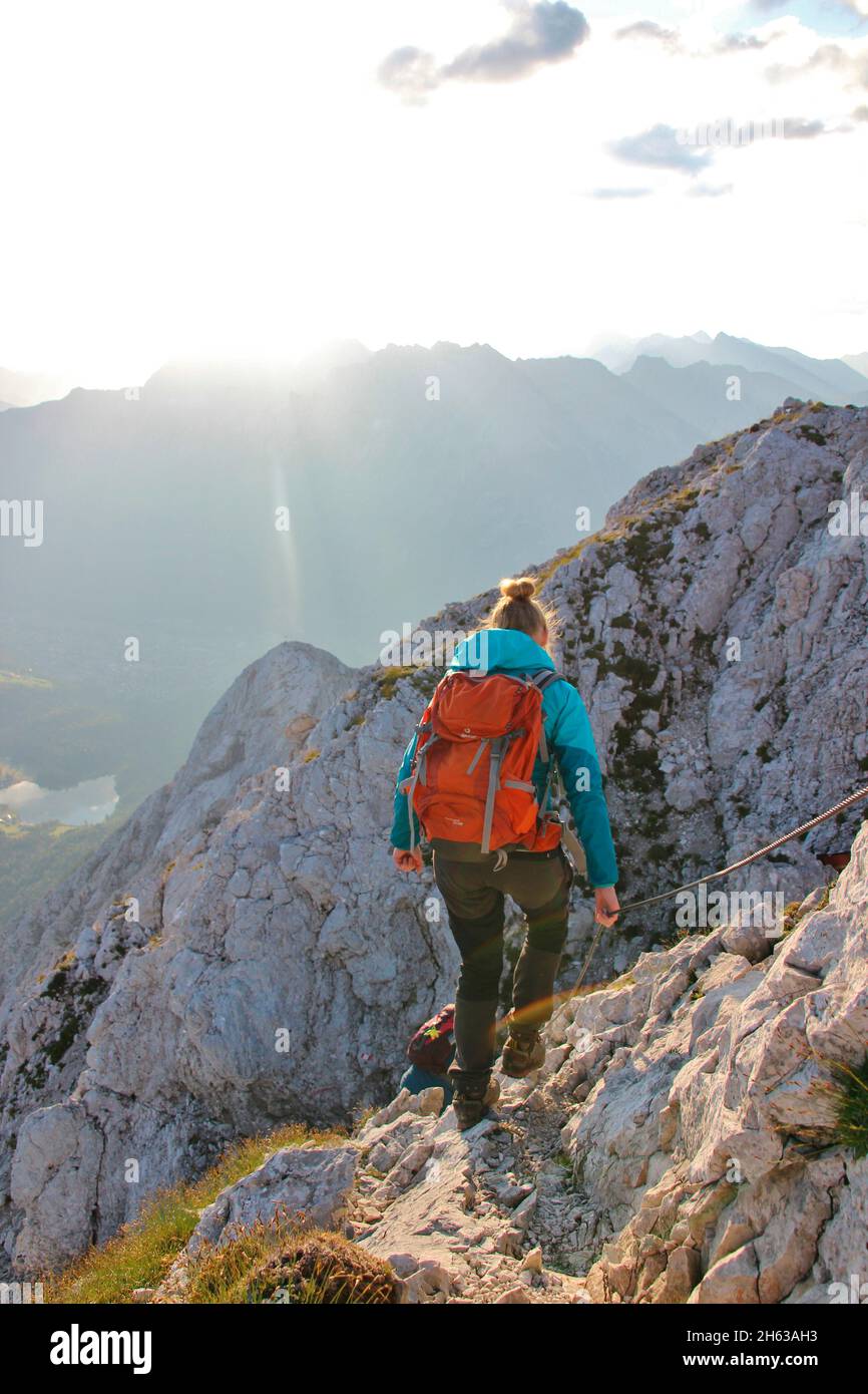 giovane donna durante un'escursione, escursione, obere wettersteinspitze, 2.297 m germania, baviera, alta baviera, werdenfelser terra, mittenwald, valle isar, sullo sfondo le montagne del karwendel, karwendel Foto Stock
