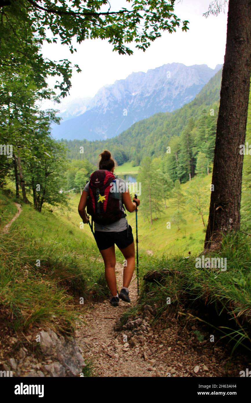 mood mattutino al ferchensee,escursionista,lago,germania,baviera,alta baviera,werdenfelser terra,mittenwald,mood nuvoloso di fronte al karwendel,karwendel montagne Foto Stock