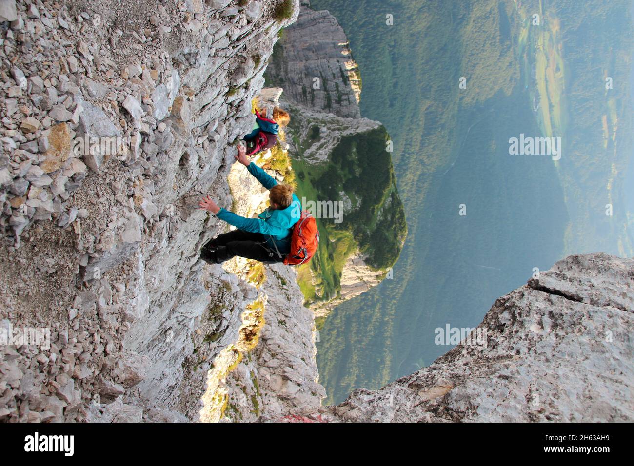 giovane donna durante l'escursione, escursione, obere wettersteinspitze, 2.297 m sullo sfondo il gamsanger, germania, baviera, alta baviera, werdenfelser terra, mittenwald, isar valle Foto Stock