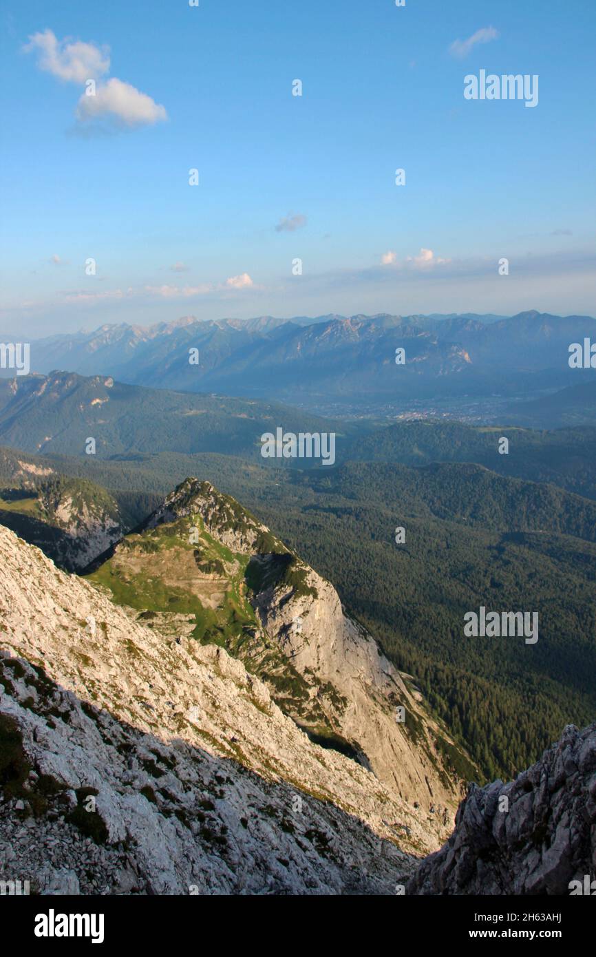 vista dall'alto, obere wettersteinspitze, 2.297m, verso garmisch-partenkirchen, alpi ammertal in background, germania, baviera, alta baviera, werdenfelser terra, isar valle Foto Stock