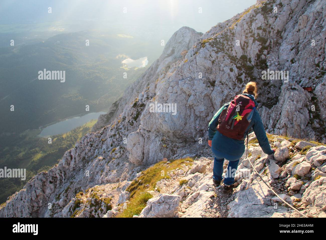giovane donna in discesa, escursione, obere wettersteinspitze, 2.297 m germania, baviera, alta baviera, werdenfelser terra, mittenwald, isar valle Foto Stock