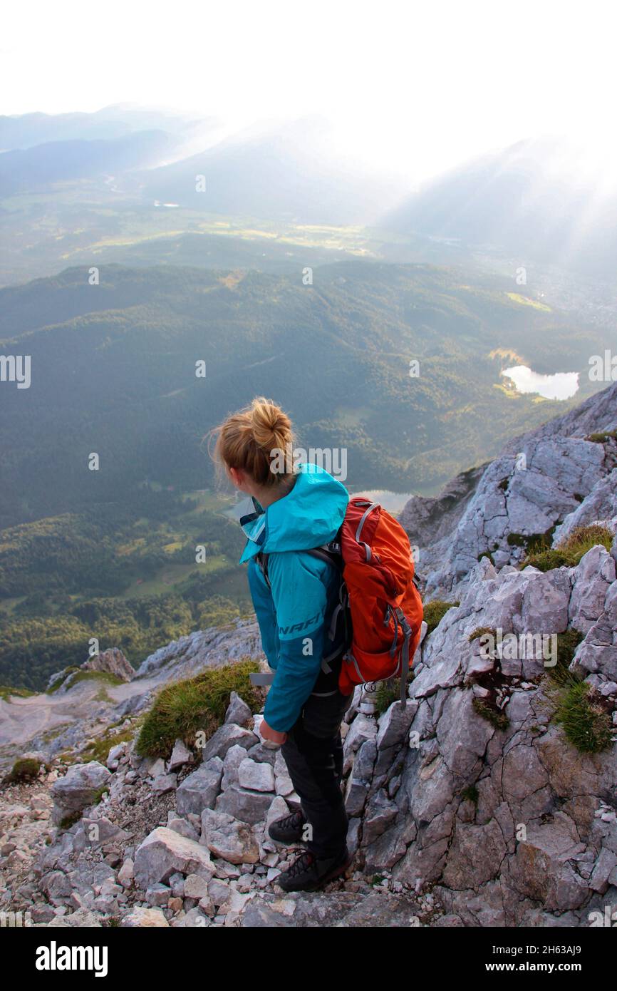 giovane donna in escursione, obere wettersteinspitze, 2.297 m germania, baviera, alta baviera, werdenfelser terra, mittenwald, valle isar, nella valle del lautersee Foto Stock