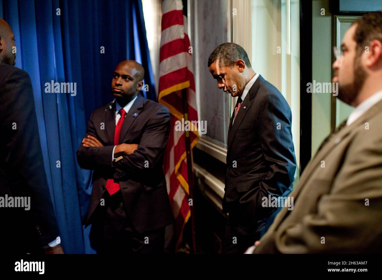 Il presidente Barrack Obama attende di parlare ad un raduno di campagna per il candidato gubernatorial Creigh Deeds in Tyson's Corner Va., 6 agosto 2009. Foto Stock