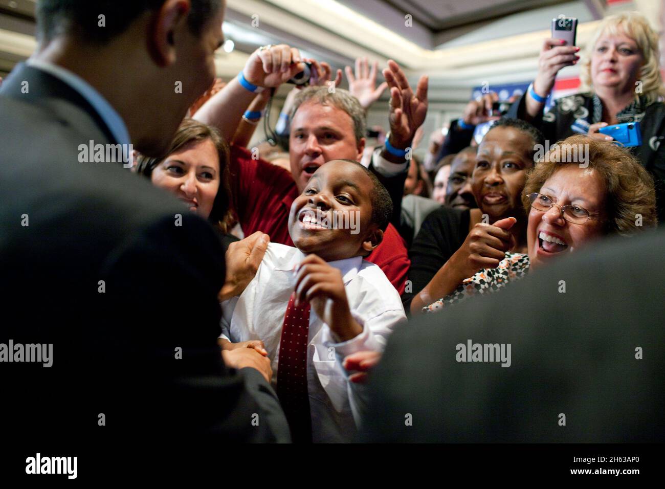 Il presidente Barrack Obama saluta un giovane sostenitore ad un rally di campagna per le azioni del candidato gubernatorial Creigh nell'angolo di Tyson, Va., 6 agosto 2009. Foto Stock