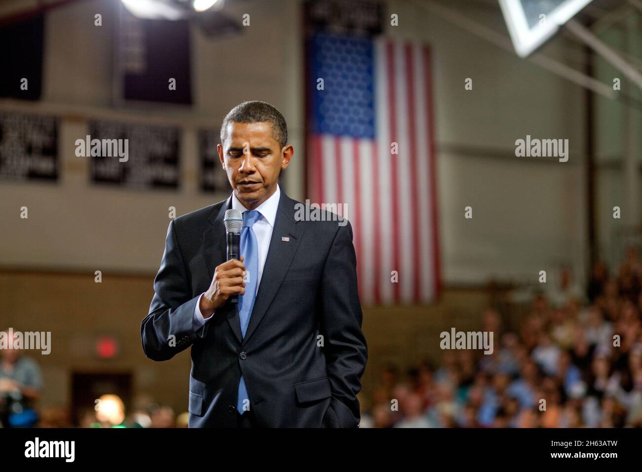 Il presidente Barack Obama parla alla Portsmouth High School di Portsmouth, N.H., ad una riunione del municipio sulla riforma sanitaria, il 11 agosto 2009. Foto Stock