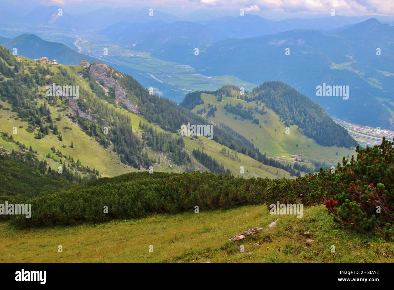 austria,tirolo,rofangebirge,kramsach,sonnwendjochhaus con l'ex stazione di montagna sullo sfondo la valle inn con la locanda Foto Stock