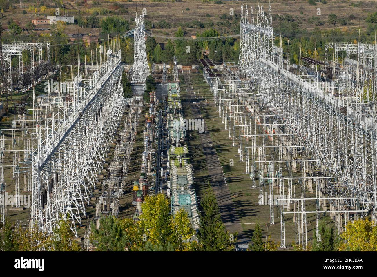 russia, siberia, bratsk, centrale idroelettrica, piloni elettrici e generatori nella sottostazione Foto Stock
