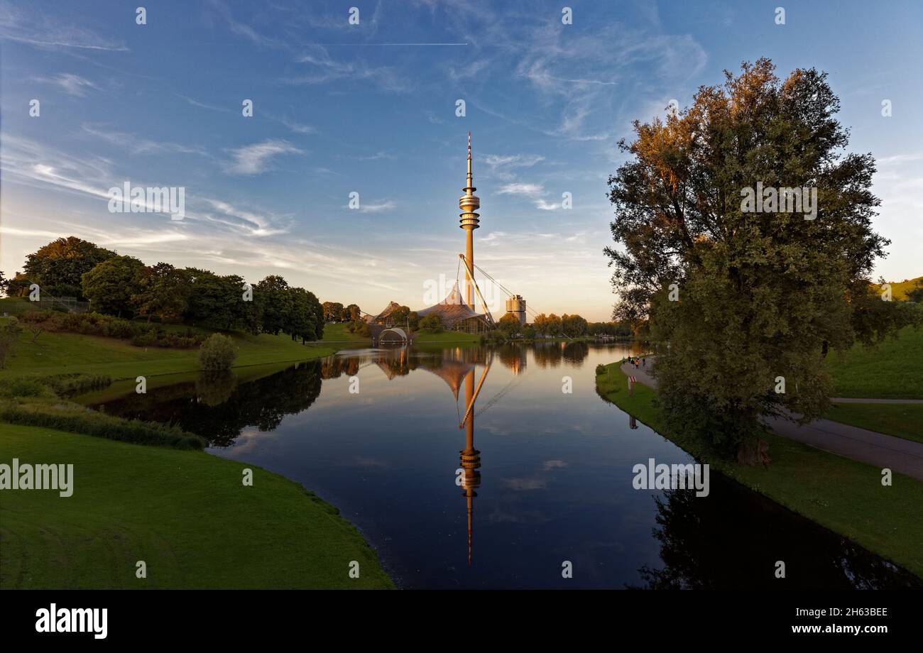 olympiaturm in olimpiasee nell'olympiapark di monaco Foto Stock