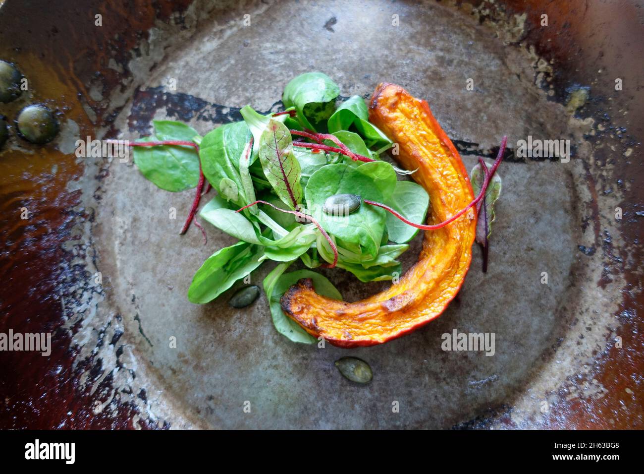 zucca e lattuga in teglia di ferro Foto Stock