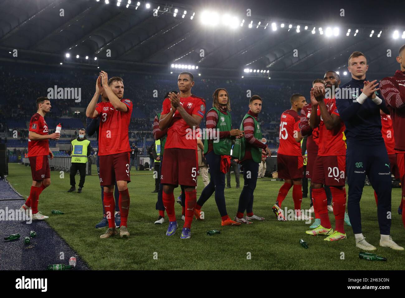 Roma, Italia, 12 novembre 2021. I giocatori svizzeri salutano i tifosi dopo l'estrazione del 1-1 nella partita di qualificazione della Coppa del mondo FIFA allo Stadio Olimpico di Roma. Il credito d'immagine dovrebbe essere: Jonathan Moscrop / Sportimage Credit: Sportimage/Alamy Live News Foto Stock