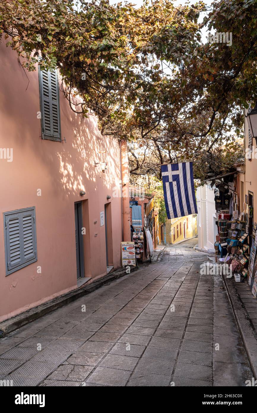 Atene, Grecia. Novembre 2021. Bandiera greca appesa su un vicolo stretto nel quartiere Plaka nel centro della città Foto Stock