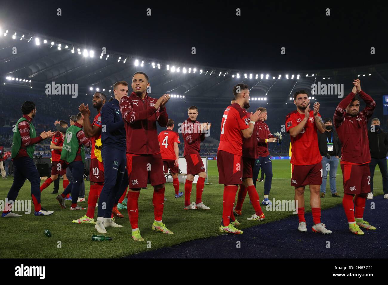 Roma, Italia, 12 novembre 2021. I giocatori svizzeri salutano i tifosi dopo l'estrazione del 1-1 nella partita di qualificazione della Coppa del mondo FIFA allo Stadio Olimpico di Roma. Il credito d'immagine dovrebbe essere: Jonathan Moscrop / Sportimage Credit: Sportimage/Alamy Live News Foto Stock