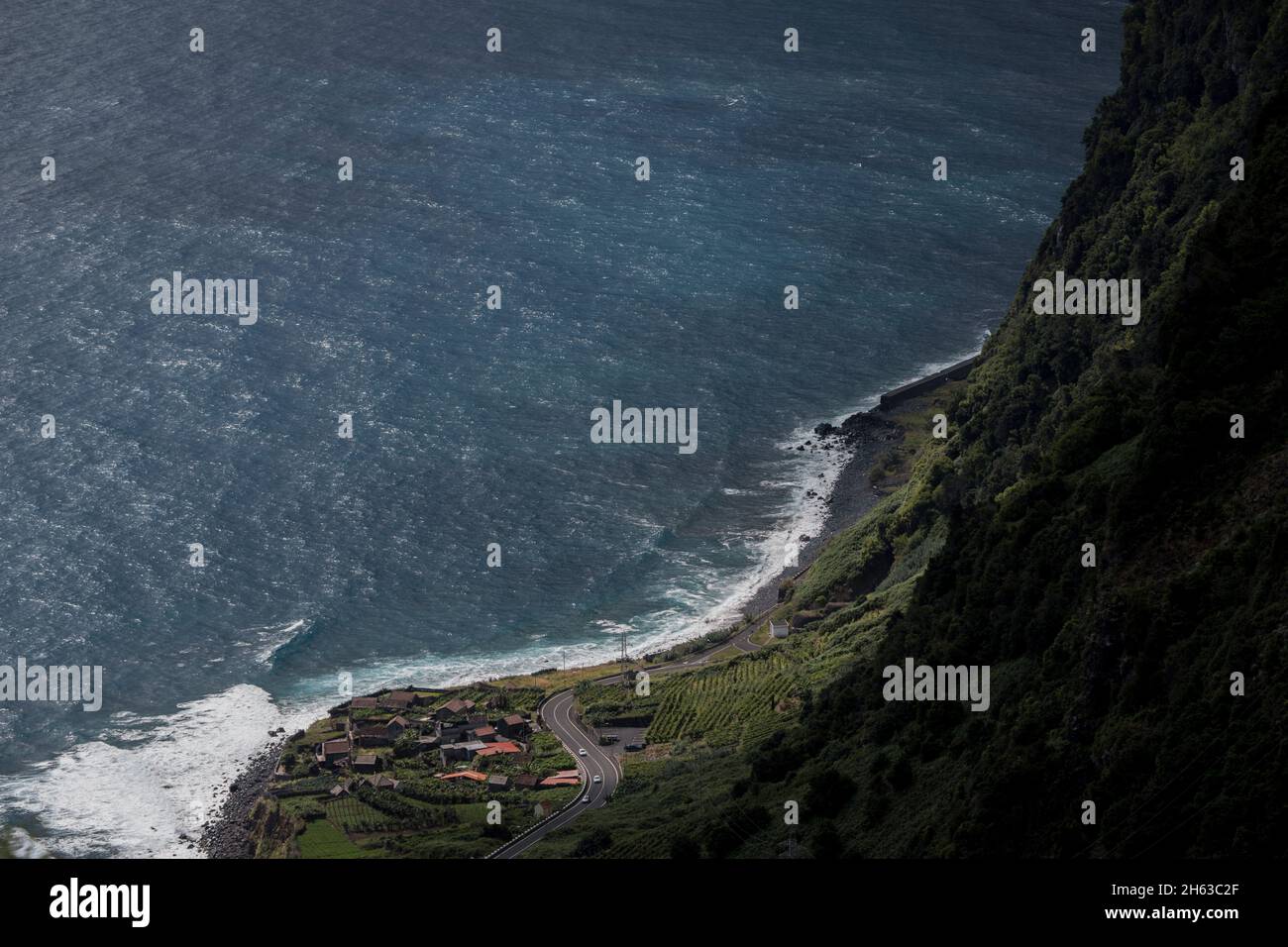 costa selvaggia e insediamento su promontorio sull'isola di madeira. Foto Stock