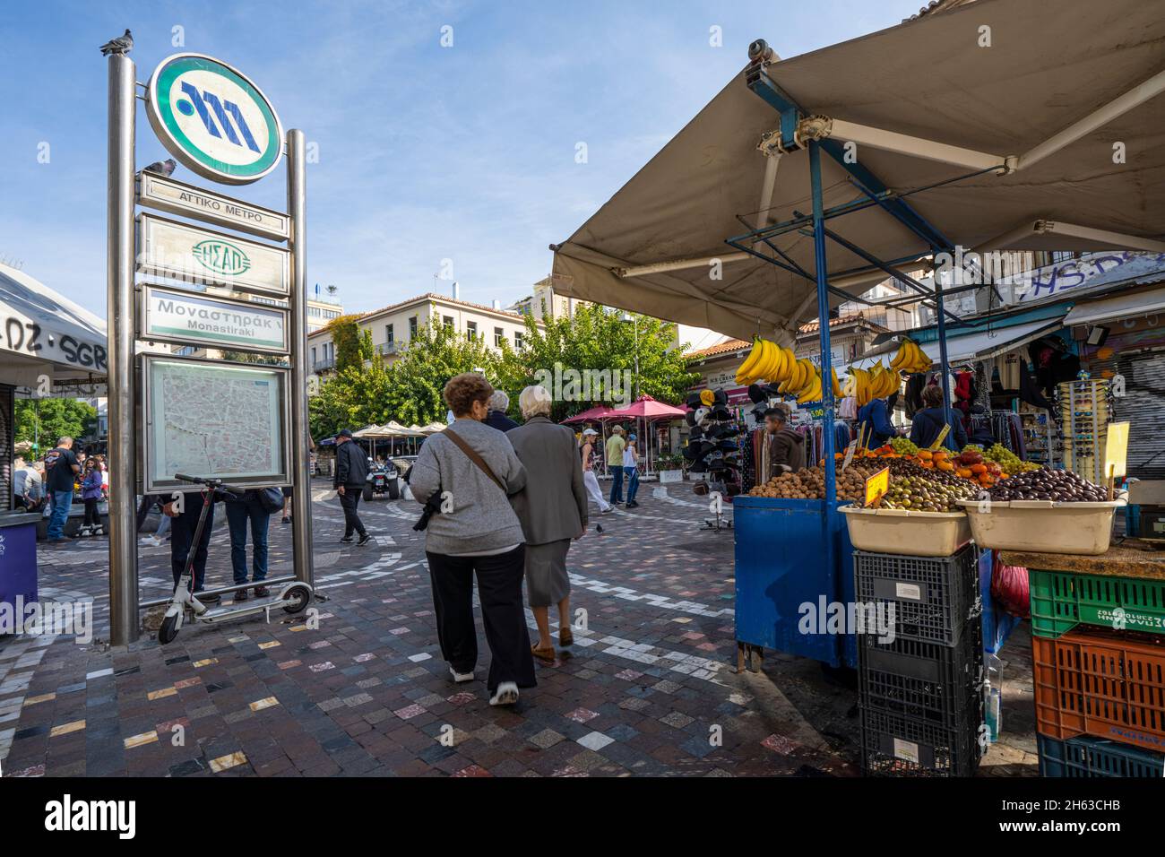 Atene, Grecia. 2021 novembre. Il segnale della metropolitana tra le bancarelle di frutta in Piazza Monastiraki Foto Stock