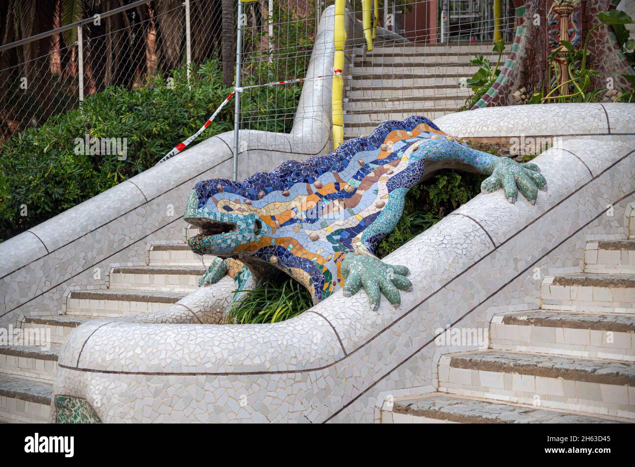 la lucertola a mosaico nel parco artistico guell di antoni gaudí a barcellona, in spagna, questo parco modernistico è stato costruito tra il 1900 e il 1914 ed è una popolare attrazione turistica. Foto Stock