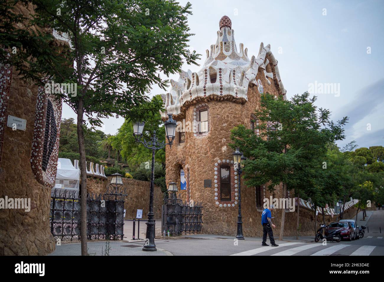 il parco artistico guell di antoni gaudí a barcellona, in spagna, è stato costruito tra il 1900 e il 1914 ed è una famosa attrazione turistica. Foto Stock