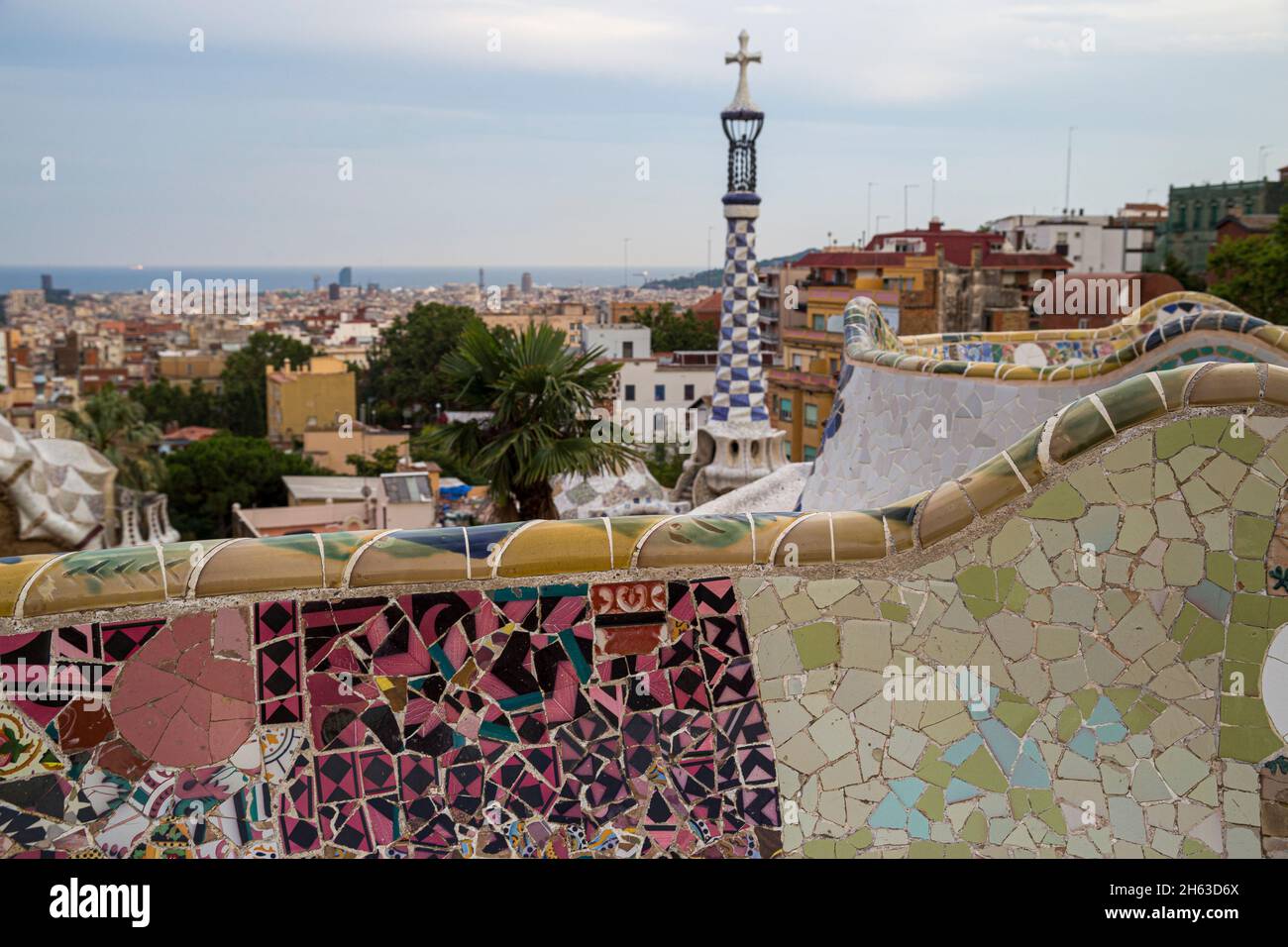 il parco artistico guell di antoni gaudí a barcellona, in spagna, è stato costruito tra il 1900 e il 1914 ed è una famosa attrazione turistica. Foto Stock
