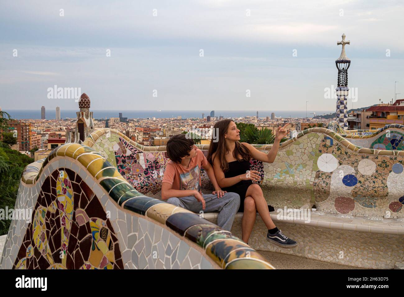 il parco artistico guell di antoni gaudí a barcellona, in spagna, è stato costruito tra il 1900 e il 1914 ed è una famosa attrazione turistica. Foto Stock