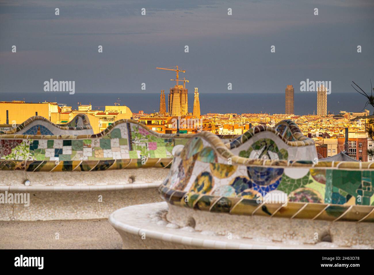i colorati posti a sedere a mosaico sono disegnati da gaudi. i colori vivaci delle piastrelle sono mozzafiato. parco artistico di antoni gaudi guell a barcellona, spagna. questo parco modernista è stato costruito tra il 1900 e il 1914 ed è una popolare attrazione turistica. Foto Stock