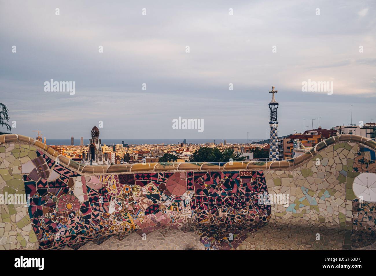 i colorati posti a sedere a mosaico sono disegnati da gaudi. i colori vivaci delle piastrelle sono mozzafiato. parco artistico di antoni gaudi guell a barcellona, spagna. questo parco modernista è stato costruito tra il 1900 e il 1914 ed è una popolare attrazione turistica. Foto Stock