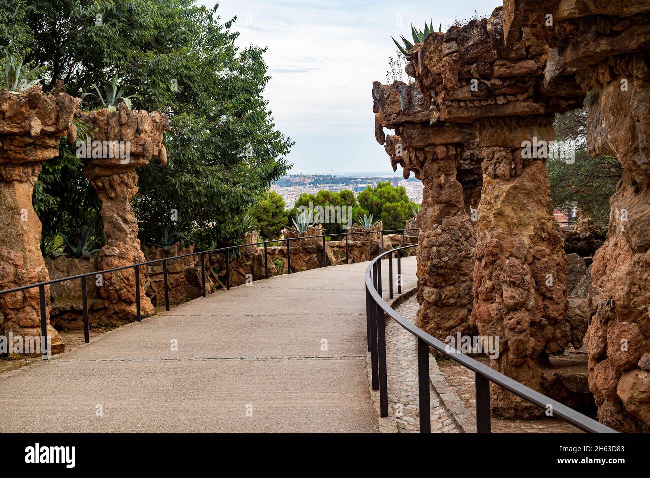 arco in pietra nel parco artistico guell di antoni gaudí a barcellona, spagna, questo parco modernista è stato costruito tra il 1900 e il 1914 ed è una famosa attrazione turistica. Foto Stock