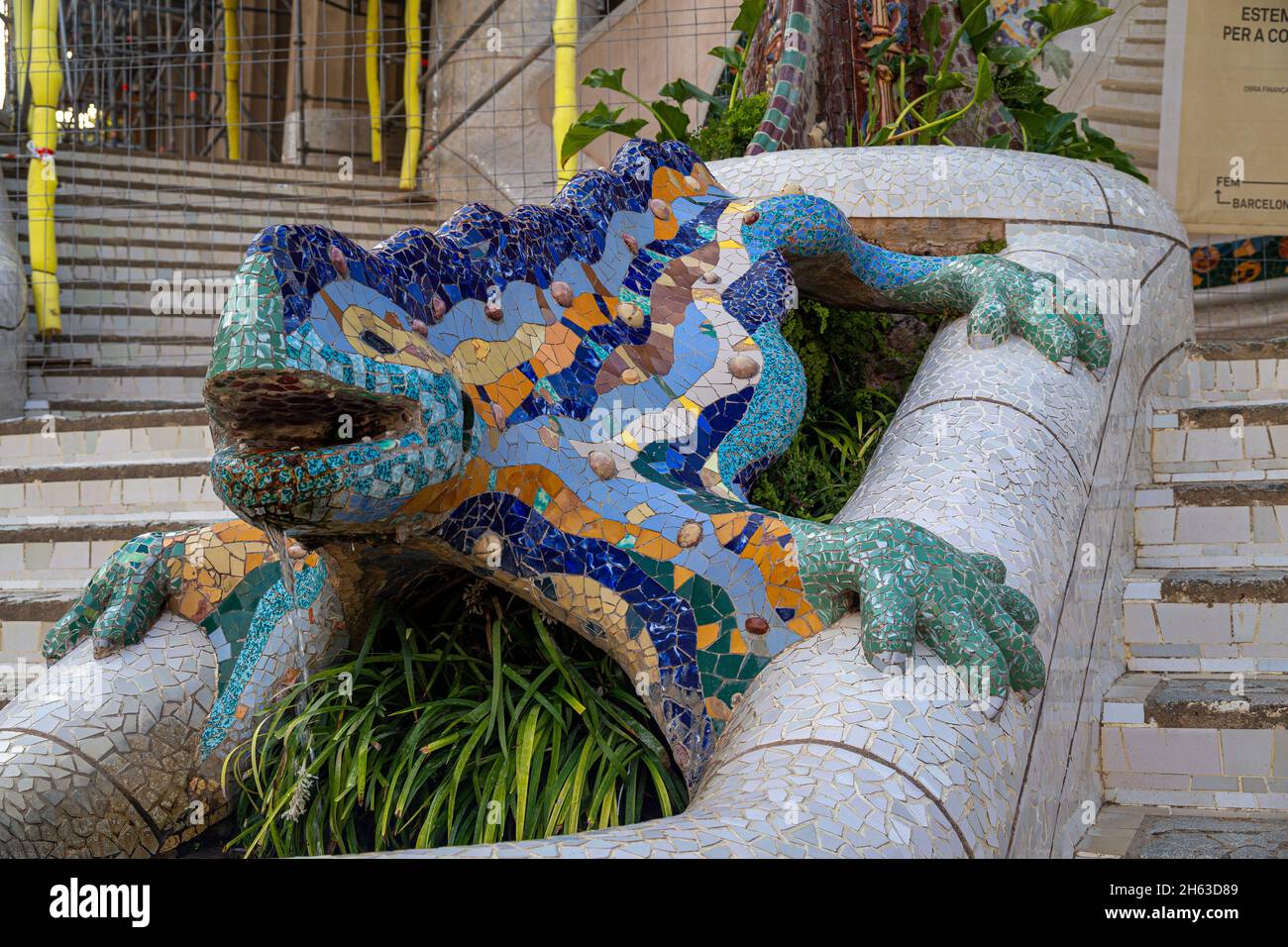 la lucertola a mosaico nel parco artistico guell di antoni gaudí a barcellona, in spagna, questo parco modernistico è stato costruito tra il 1900 e il 1914 ed è una popolare attrazione turistica. Foto Stock