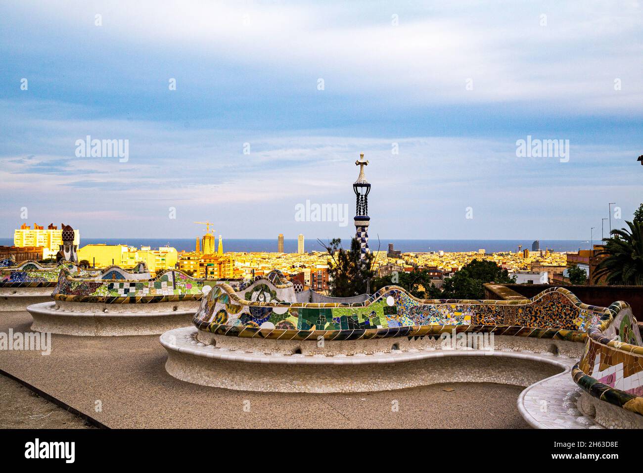 i colorati posti a sedere a mosaico sono disegnati da gaudi. i colori vivaci delle piastrelle sono mozzafiato. parco artistico di antoni gaudi guell a barcellona, spagna. questo parco modernista è stato costruito tra il 1900 e il 1914 ed è una popolare attrazione turistica. Foto Stock