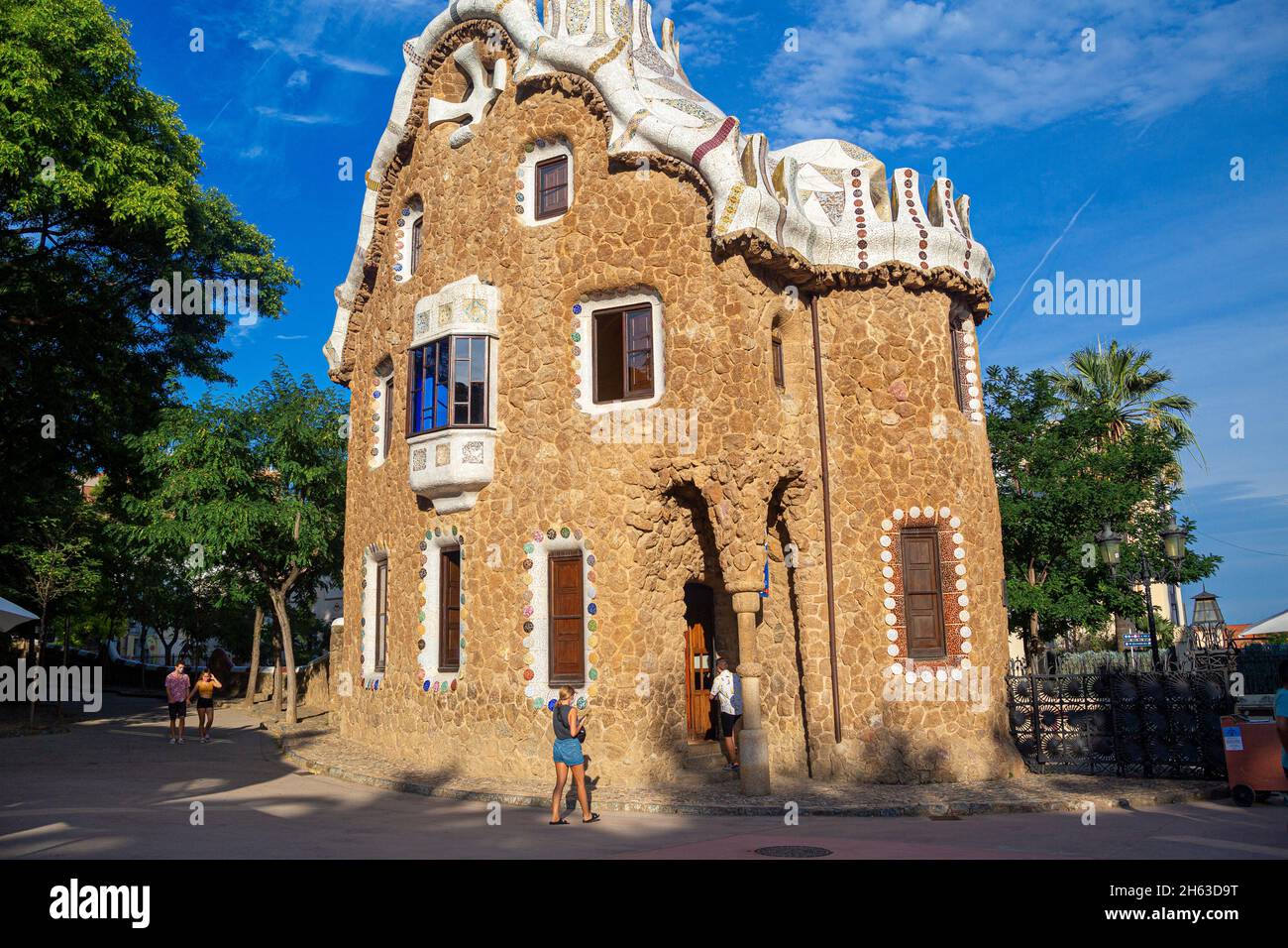 il parco artistico guell di antoni gaudí a barcellona, in spagna, è stato costruito tra il 1900 e il 1914 ed è una famosa attrazione turistica. Foto Stock