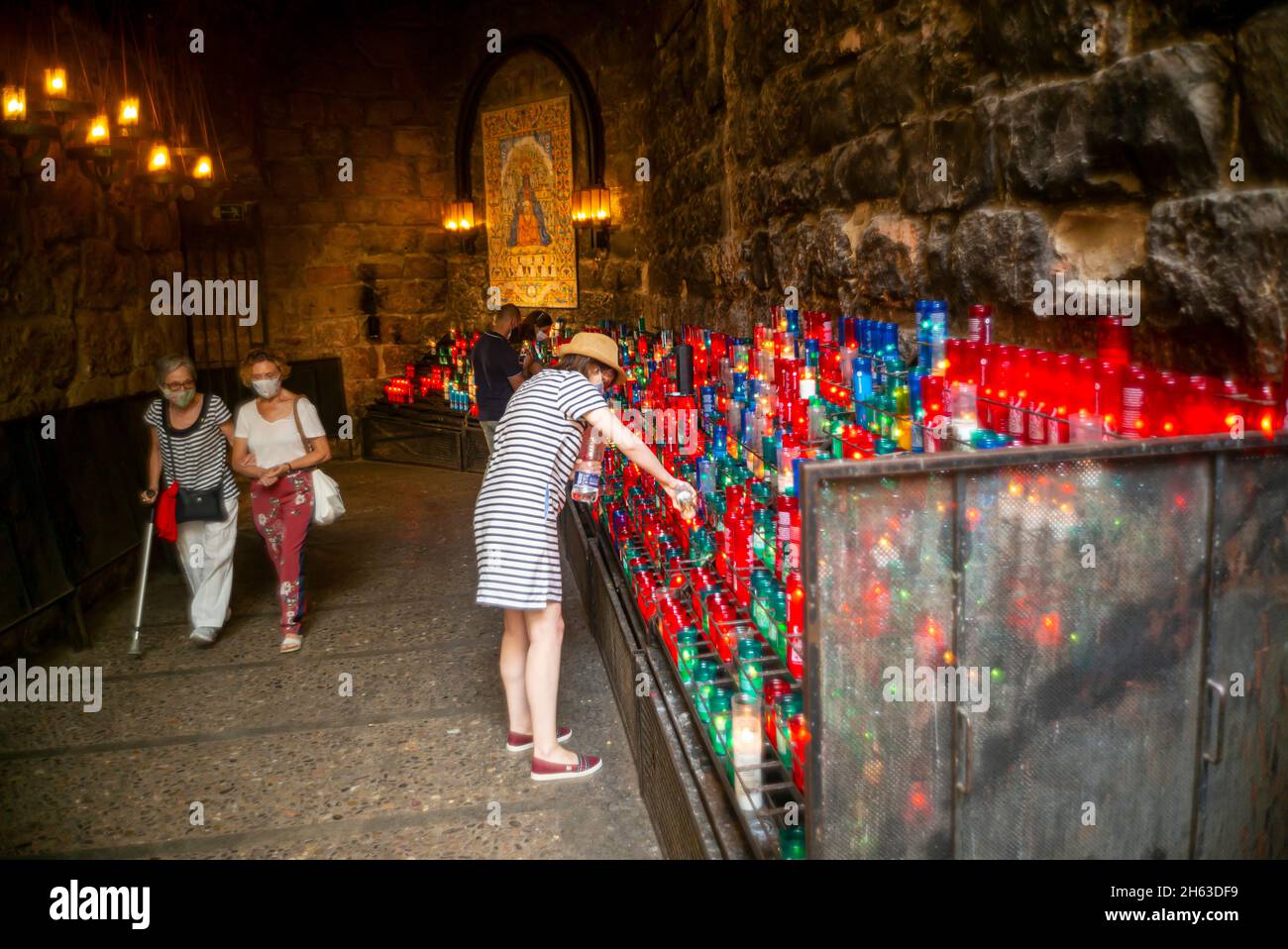 barcellona,spagna: candele di diverse dimensioni e colori all'interno del monastero di santa maria de montserrat Foto Stock