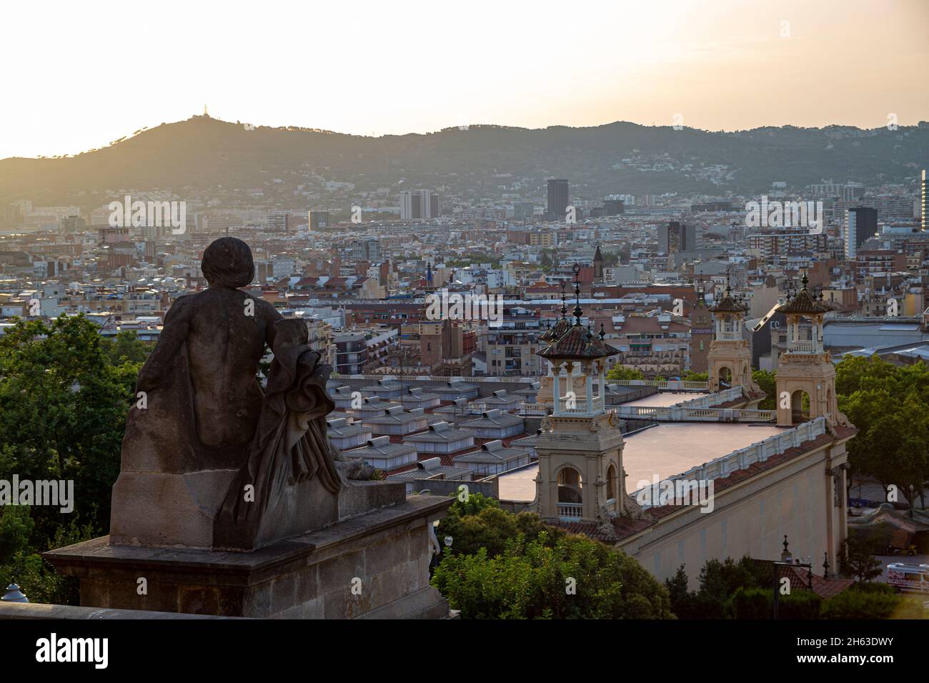 bella vista dal mnac o palau nacional sulla avinguda de la reina maria cristina e la plaza d espanya barcellona catalogna all'alba Foto Stock