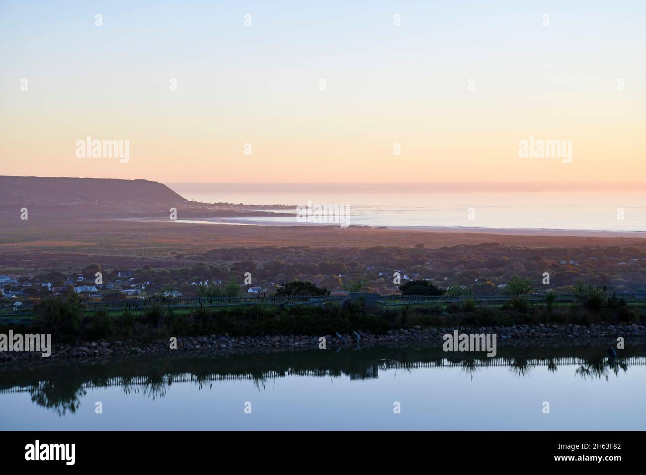 vista distante della spiaggia di noordhoek, costa occidentale, città del capo, sud africa. Foto Stock