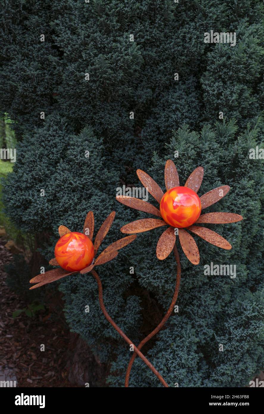 fiori di acciaio arrugginito in un giardino. Foto Stock