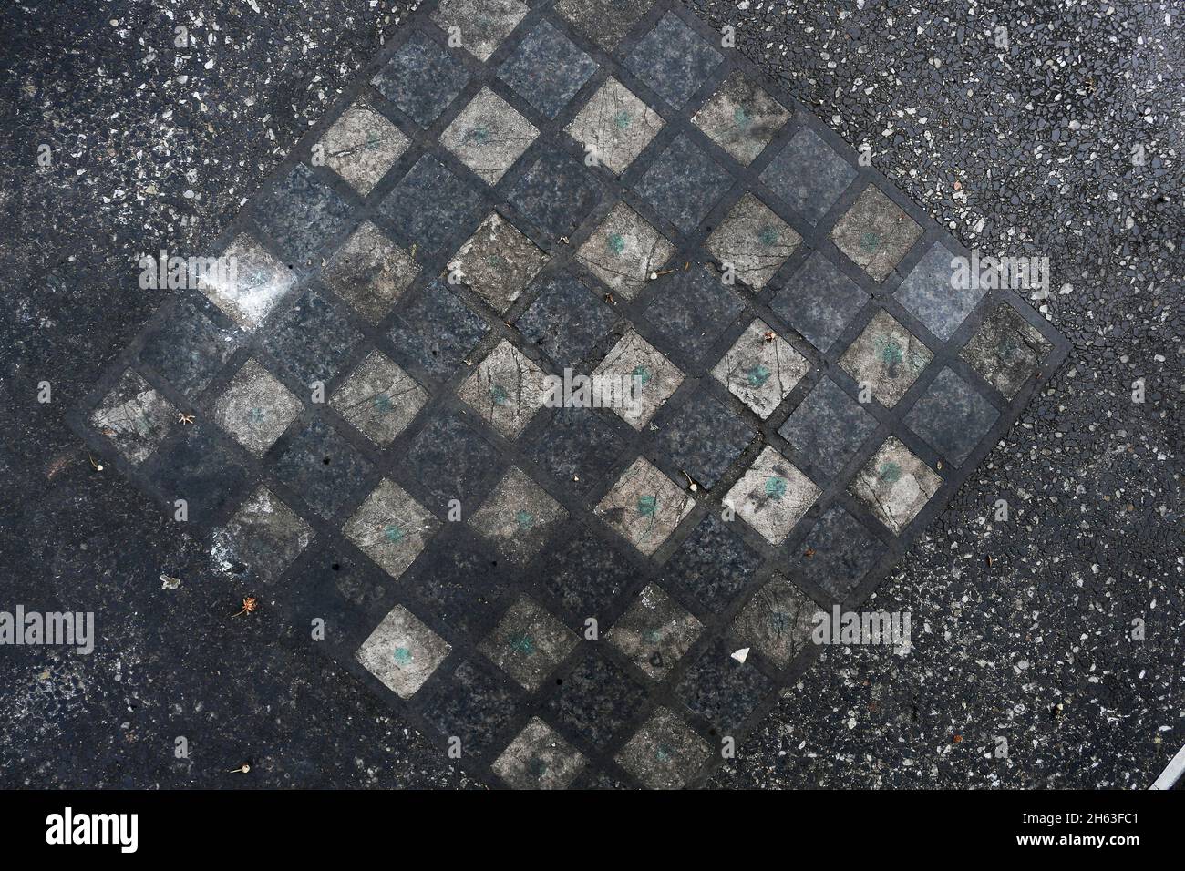 vecchia scacchiera in un parco pubblico. Foto Stock