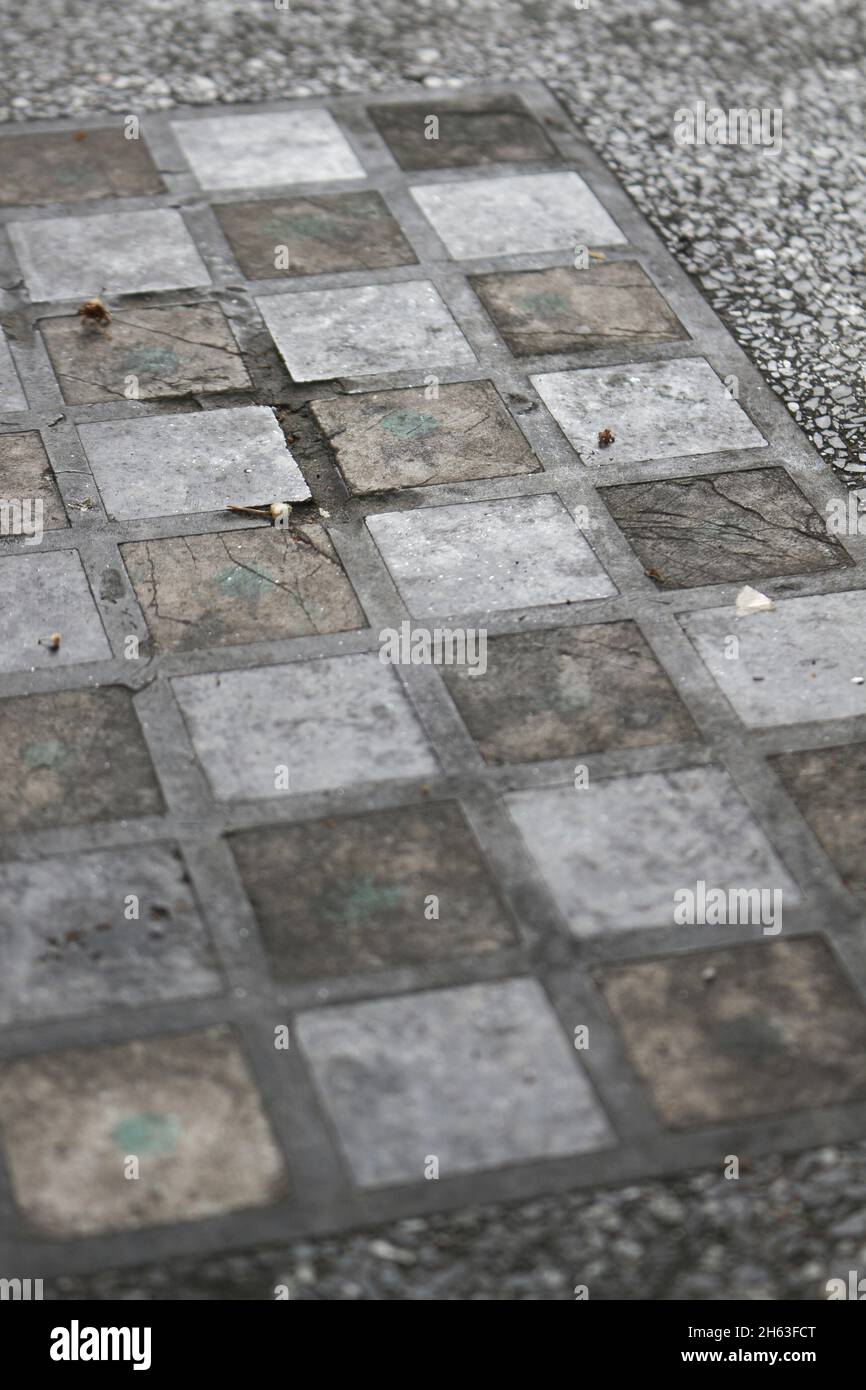 vecchia scacchiera in un parco pubblico. Foto Stock