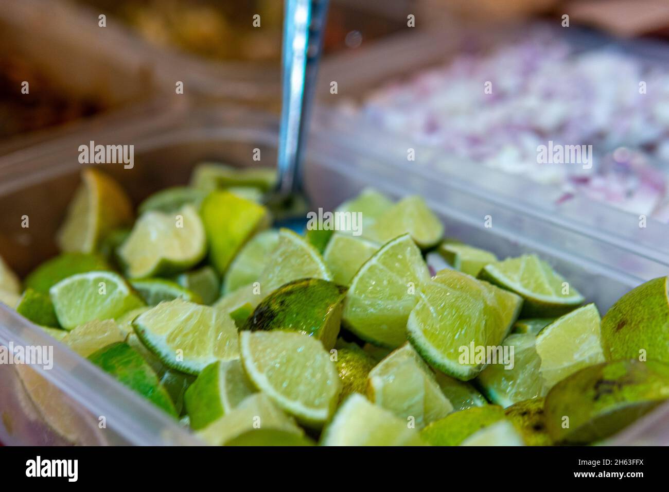 Spicchi di lime in un piatto di servig in mostra sul mercato all'aperto in thailandia Foto Stock