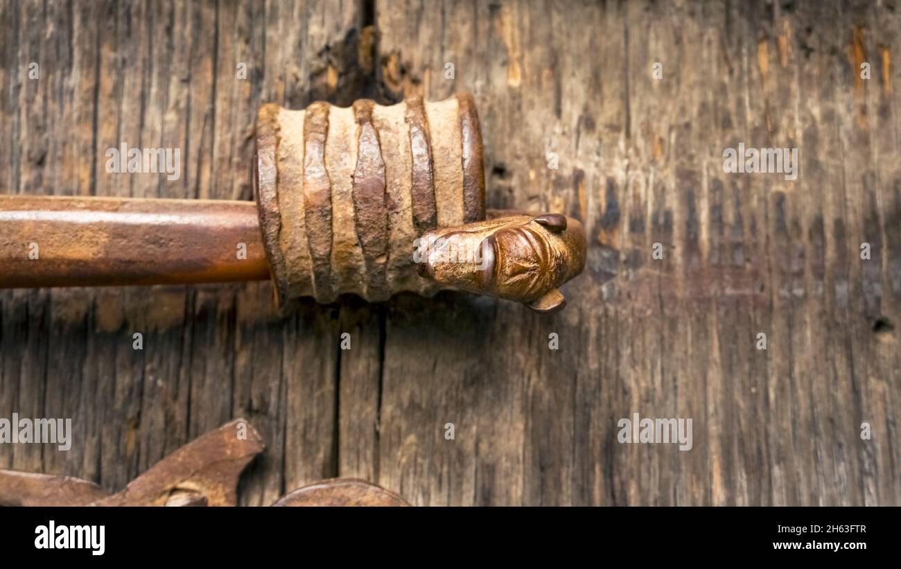 serratura della porta della chiesa di saint saturnin a boule d'amont. l'edificio e la copertura data del secolo xi e sono classificati come monumento historique. Foto Stock