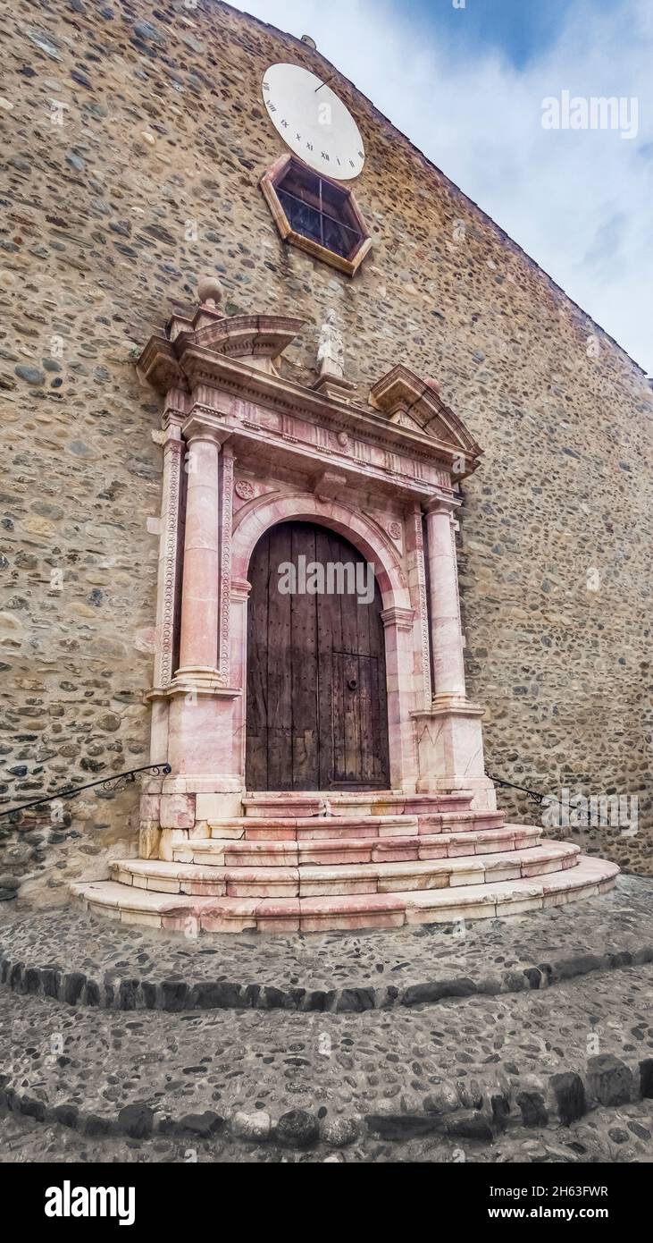 portale della chiesa di saint sulpice in marmo rosa locale a bouleternère la chiesa è stata costruita nel 17 ° secolo in stile gotico sud. Foto Stock
