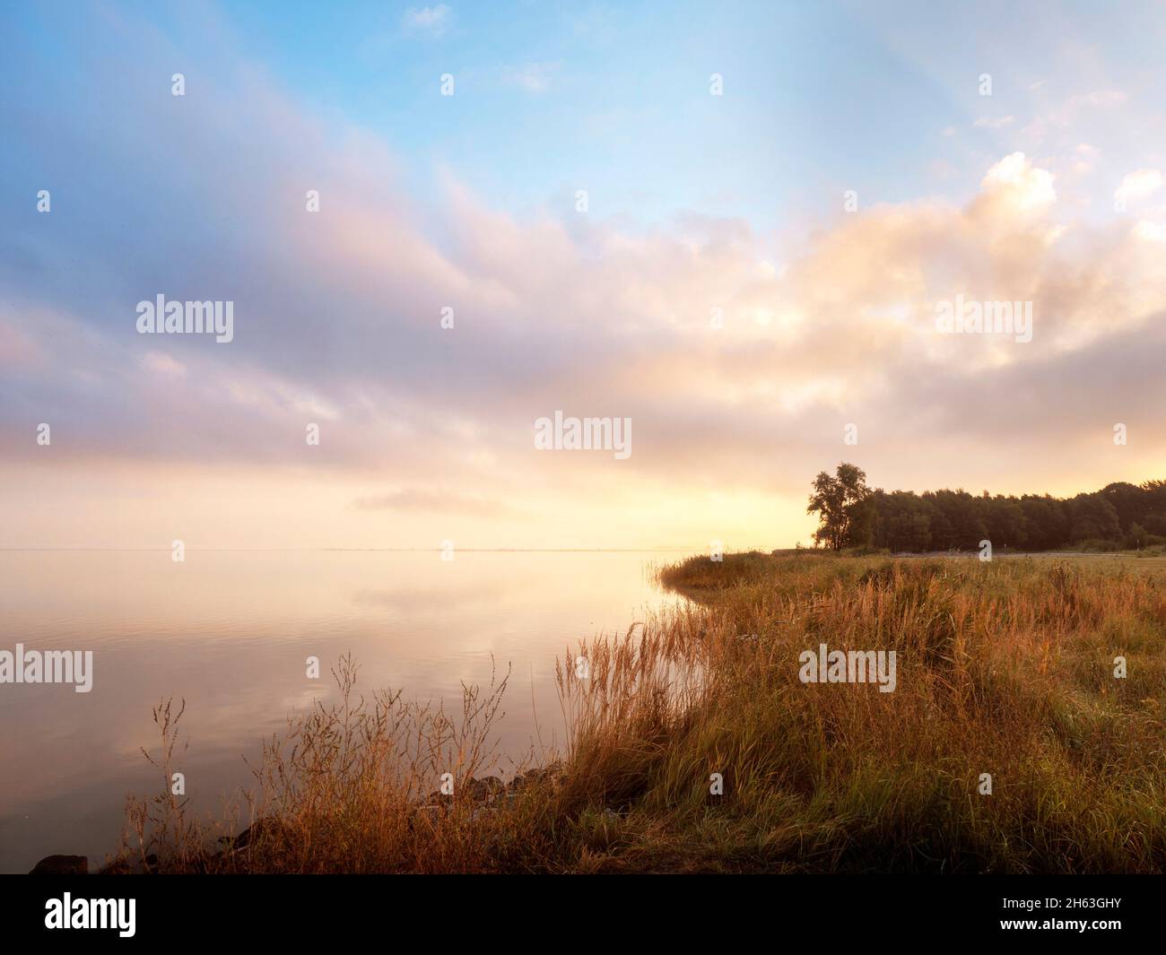 l'alba sulla laguna si riflette sull'acqua liscia Foto Stock l'alba sulla laguna si riflette sull'acqua liscia Foto Stock