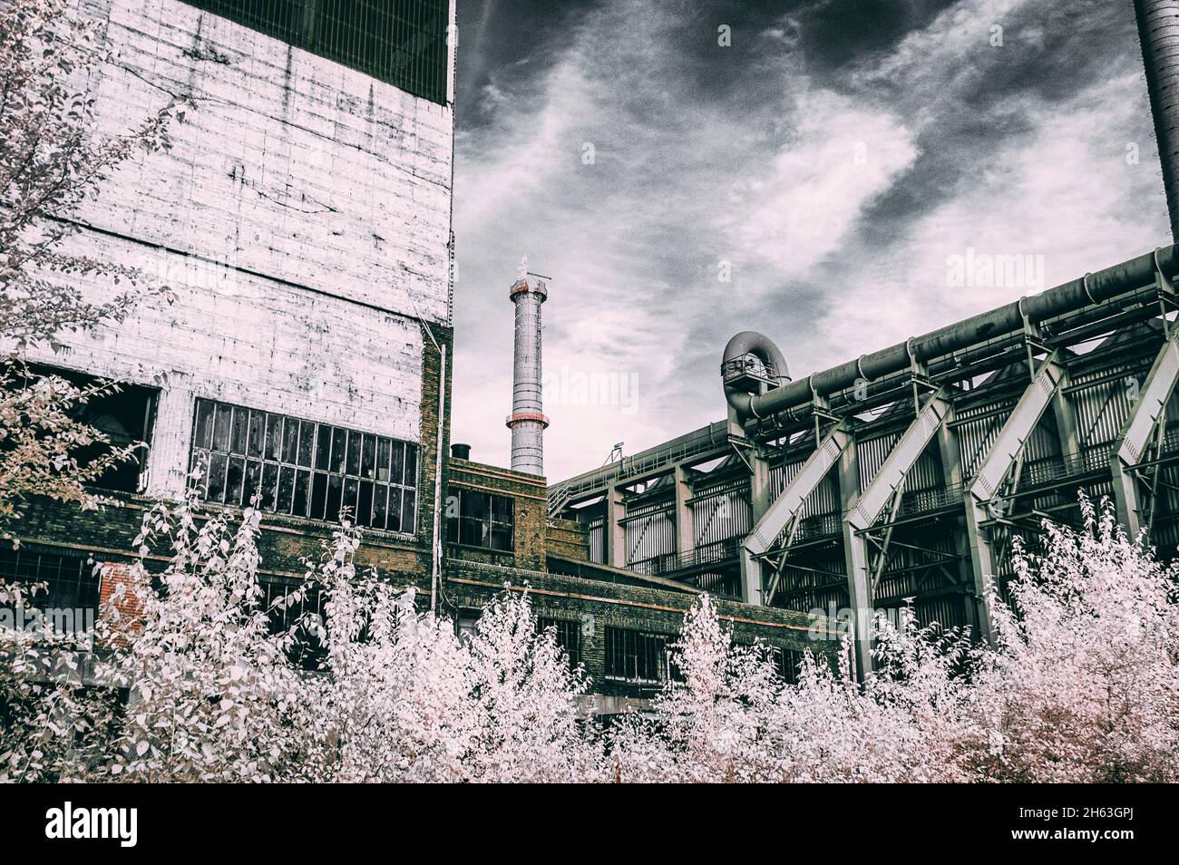 vecchie strutture presso il sito patrimonio mondiale dell'unesco 'zeche zollverein' - un monumento industriale di una ex miniera di cole a essen, renania settentrionale-vestfalia, germania. sparare con termocamera modificata, ir720 nm. Foto Stock