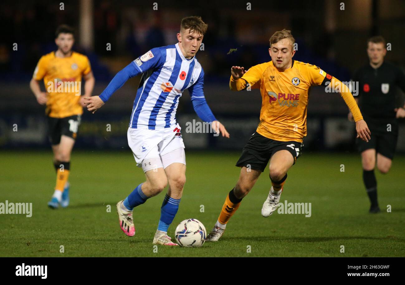 Hartlepool, Regno Unito. 12 NOVEMBRE Matty Daly dell'Hartlepool United passa davanti al Jake Cain della contea di Newport durante la partita della Sky Bet League 2 tra Hartlepool United e Newport County al Victoria Park di Hartlepool venerdì 12 novembre 2021. (Credit: Michael driver | MI News) Credit: MI News & Sport /Alamy Live News Foto Stock