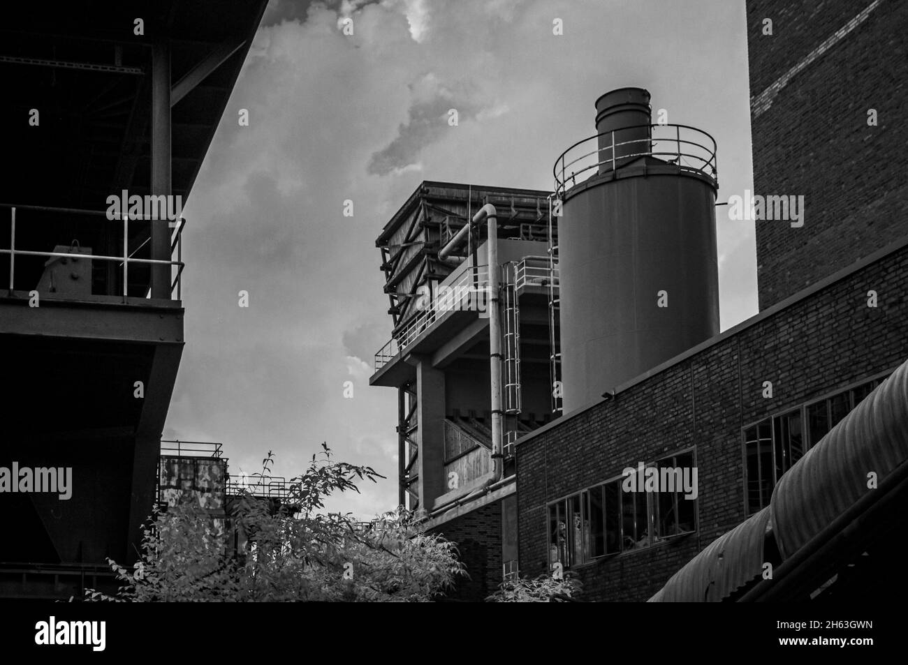 vecchie strutture presso il sito patrimonio mondiale dell'unesco 'zeche zollverein' - un monumento industriale di una ex miniera di cole a essen, renania settentrionale-vestfalia, germania. sparare in bianco e nero con termocamera a infrarossi modificata, ir850 nm. Foto Stock